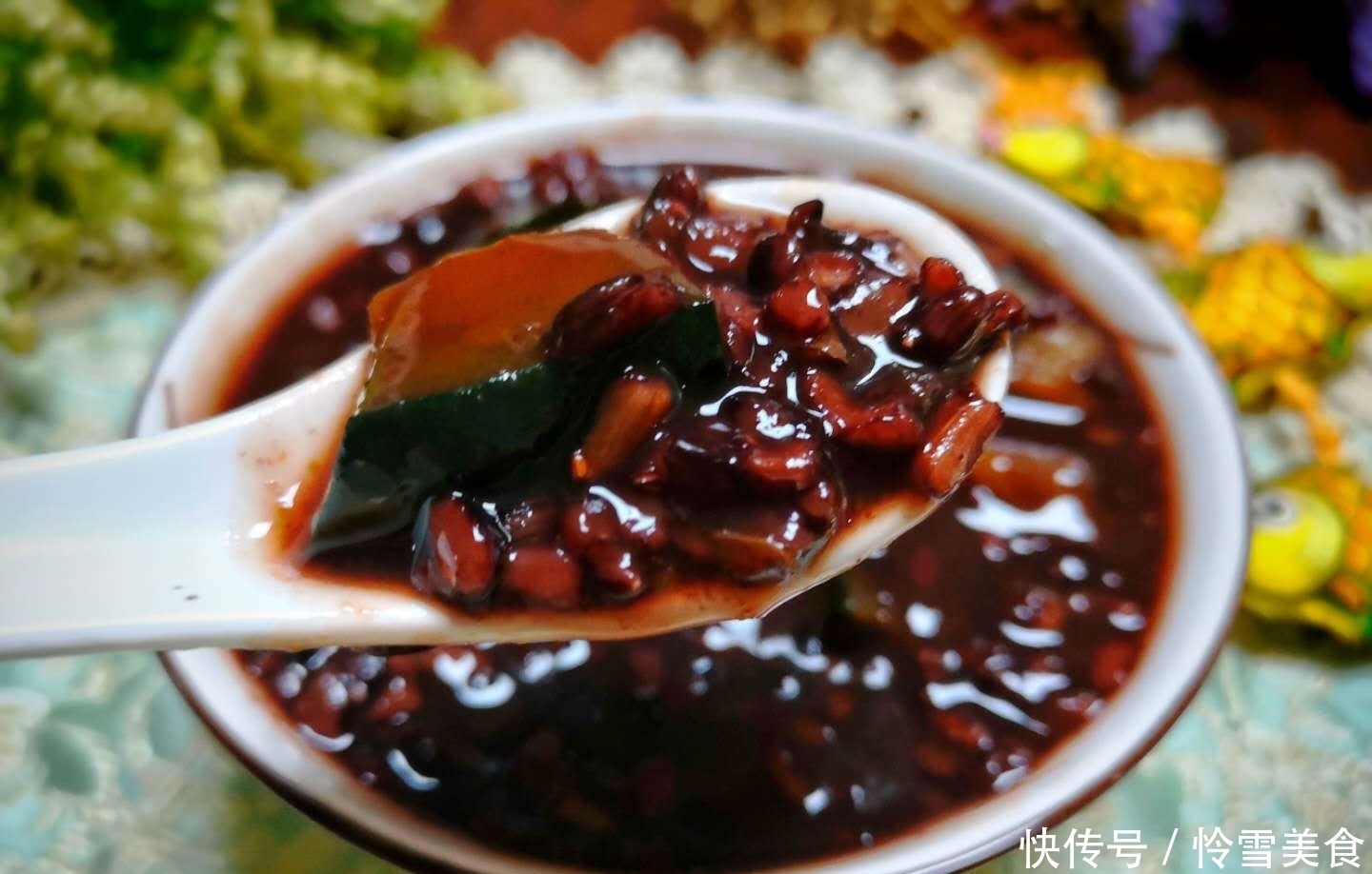 夏季这“粥”要常喝,每天一碗,安神补血又美颜,头发乌黑显年轻