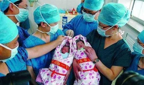 趣事|双胞胎宝宝吃饭,哥哥却呼呼大睡,弟弟赶紧“趁人之危”笑翻宝妈