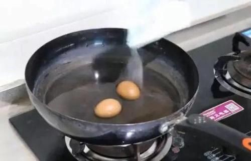 煮鸡蛋，记住不要只用水，教您一招，鸡蛋又嫩又好剥，太实用了