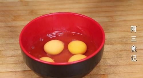 苦瓜|以后苦瓜就这样吃,加4个鸡蛋,出锅太香了,上桌连汤汁都不剩