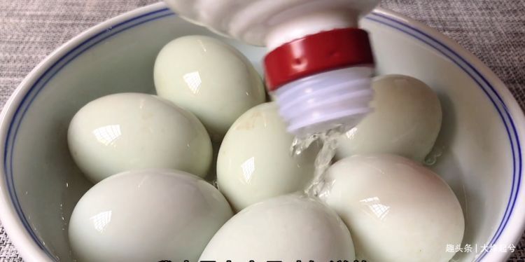 把白酒倒进鸭蛋里，真是厉害了，个个翻沙流油，吃着满嘴留香
