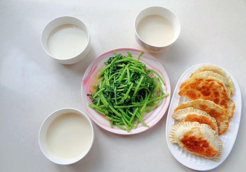 我家深秋早餐,一菜两主食,耐饿又暖和