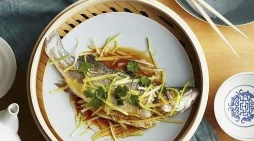 清蒸鱼时,放盐和生抽是外行,大厨教您正确做法,鱼肉鲜嫩又入味