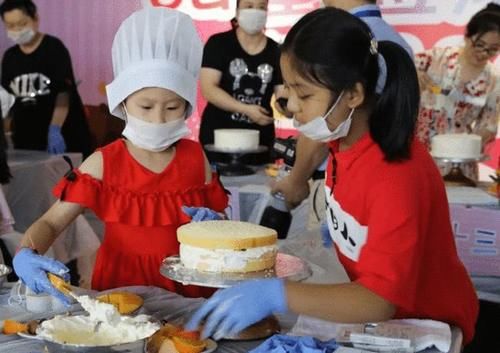 学生|家长买“蛋糕边角料”给孩子吃，引众人吐槽，节俭的父母养自卑娃