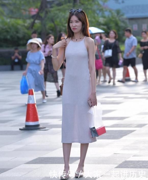 知性|简约的白色吊带裙,穿出温婉知性的美,气质优雅又落落大方