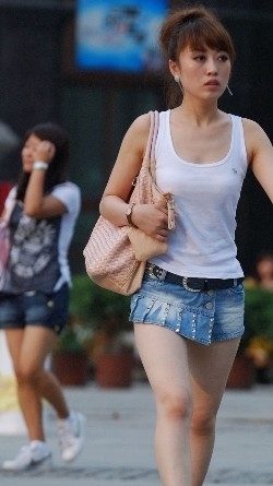 漂亮|街拍:漂亮女司机蓝色牛仔短裤搭白色背心逛街,展示时尚靓丽气质