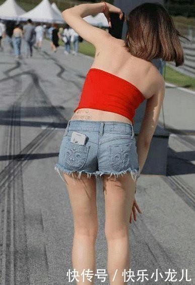 红色挂脖背心搭配牛仔短裤,这魔鬼身材,这才是最完美的搭配!