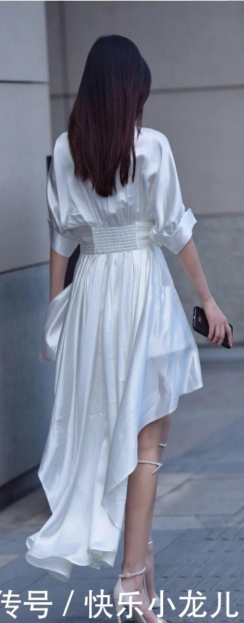 连衣|街拍穿连衣短裙的仙女,后面的小哥不顾女友吃醋也要欣赏