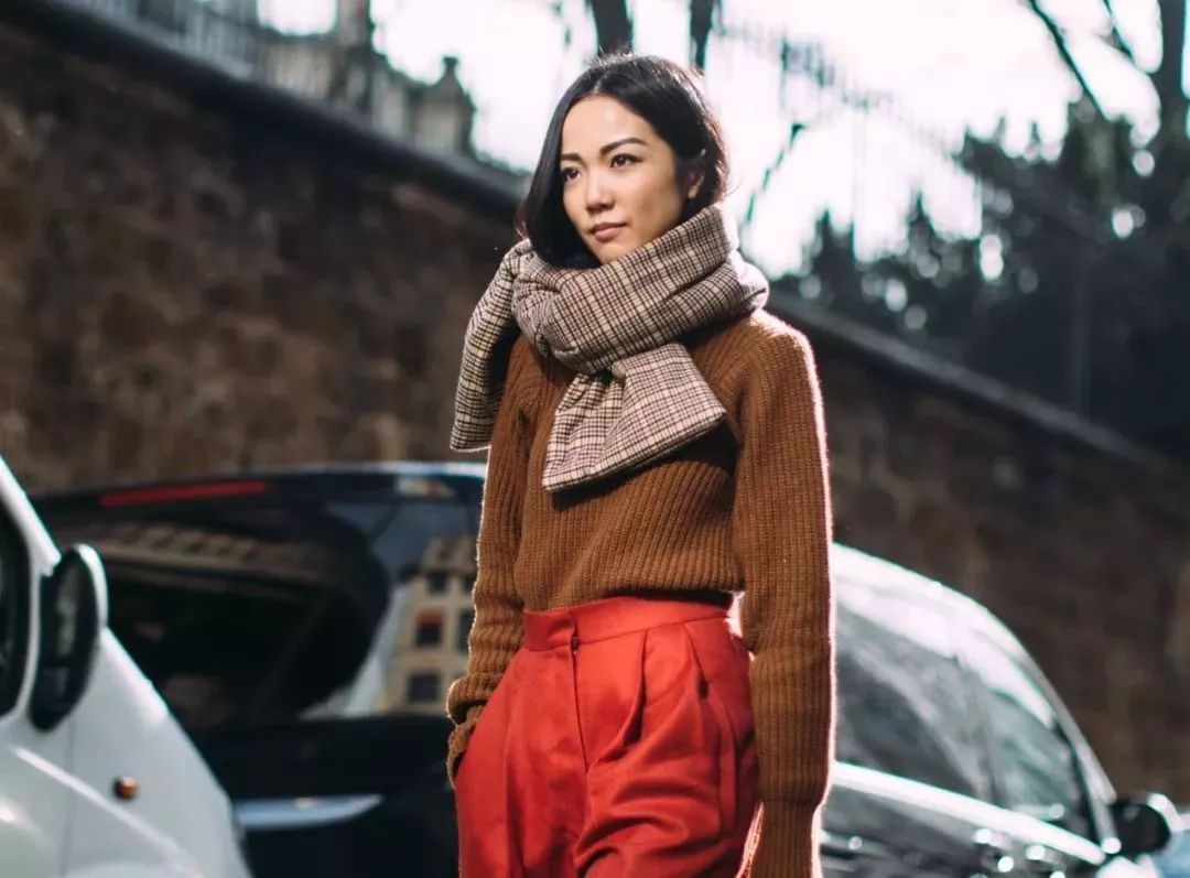 黑色 围巾别再绕脖子系啦,今年最流行的系法是这种!保暖又时髦!