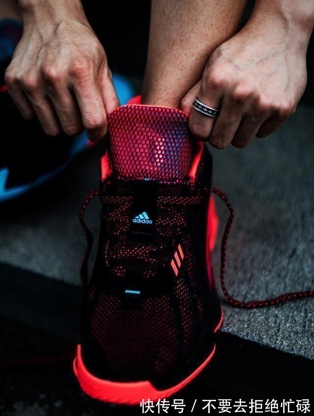 lightstrike 鸳鸯撞色+裸眼3D!上脚这双鞋,谁都忍不住多看两眼