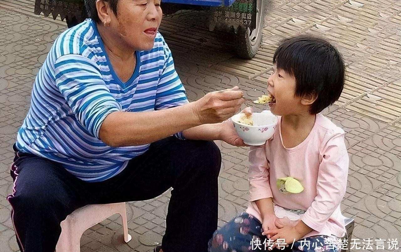 意识|孩子多大能自己吃饭？如何培养孩子自主进食和独立意识