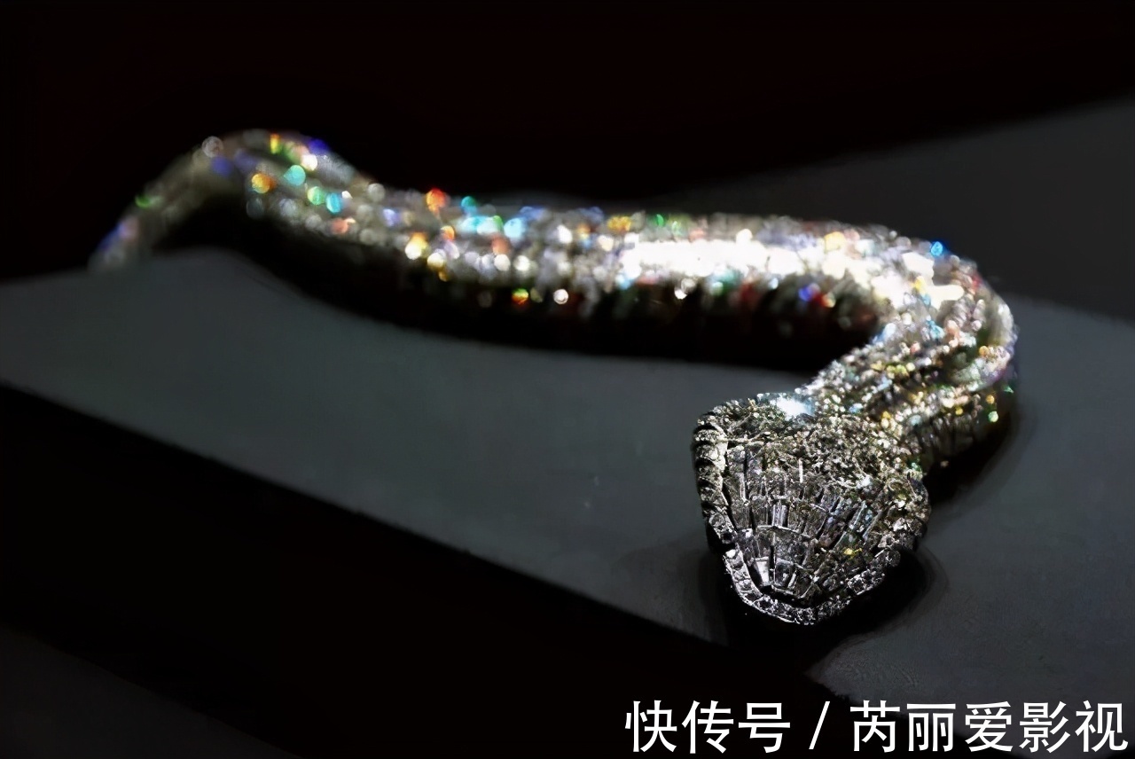情人|卡米拉的蛇形项链：20年前做情人时查尔斯送的，蛇蝎气质一目了然