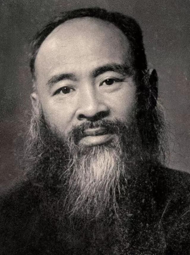 中国美术家协会!“匠心人”--画家王子武鉴赏两幅《张大千画像》的异同之处