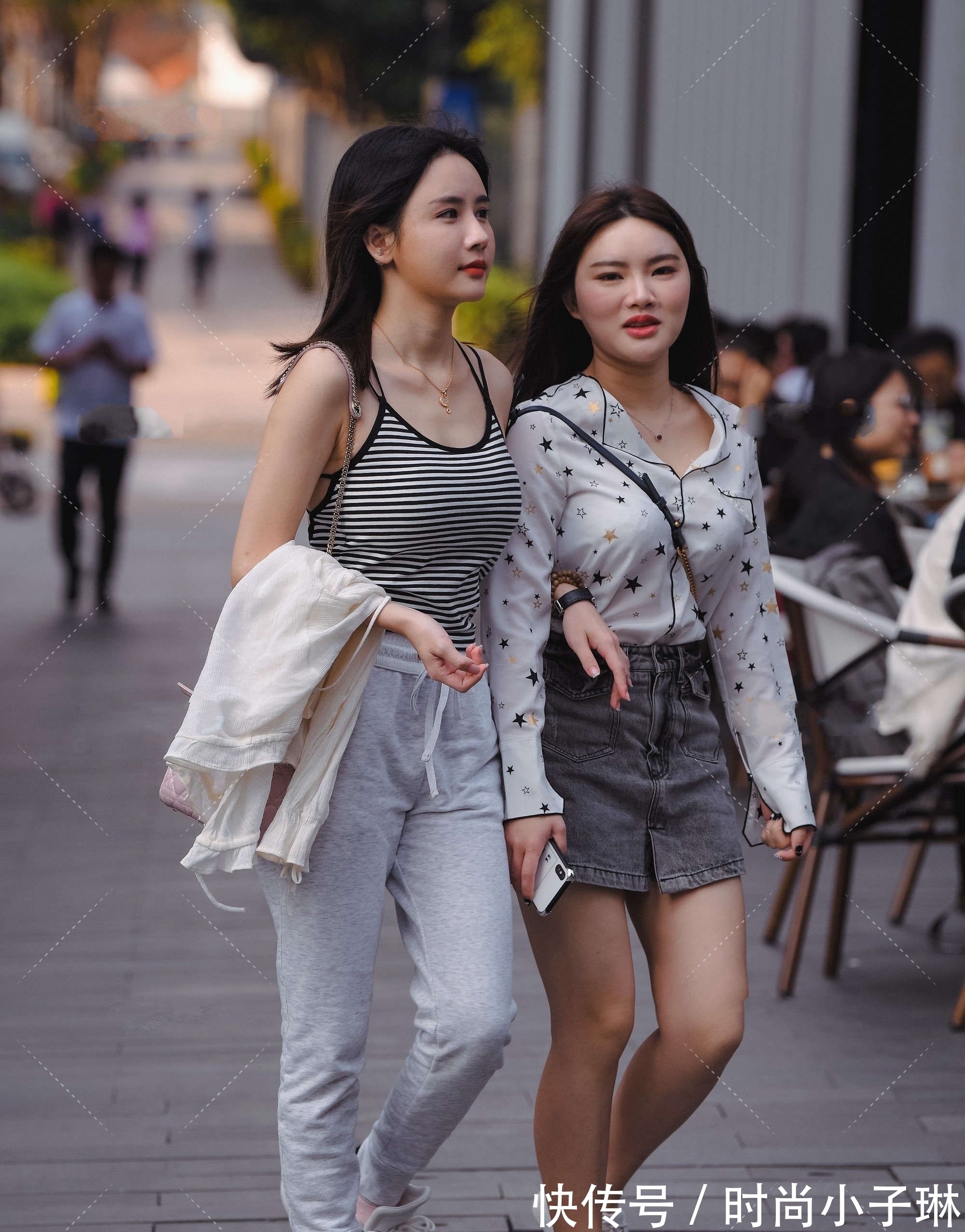 整体搭配 条纹单品休闲慵懒,配合一条灰色运动裤,造型轻快活泼