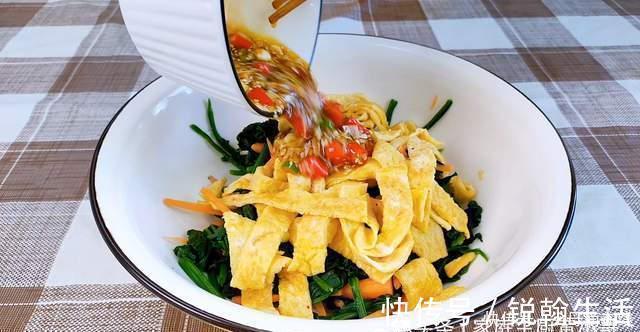 冬天这样吃菠菜,比红烧肉还下饭,加上两个鸡蛋,10分钟就上桌