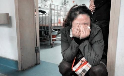 浴缸|宝妈给1岁儿子洗澡,转身去拿玩具,回来后看到这画面崩溃大哭