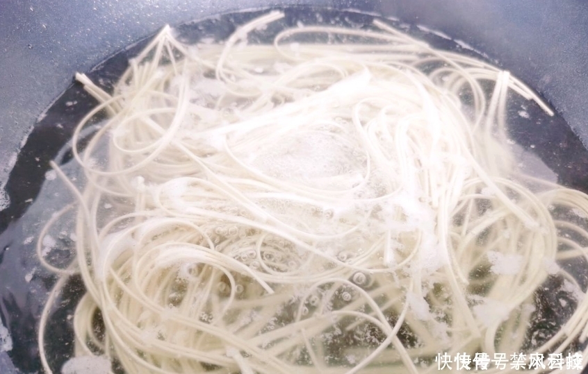煮面条时,水开下锅就错了面馆老板教您几招,面条爽滑又筋道