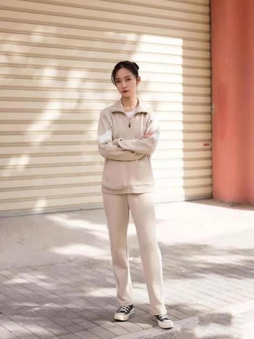 穿搭掌握这4种“色彩组合”，高级洋气显气色，精致女人都爱