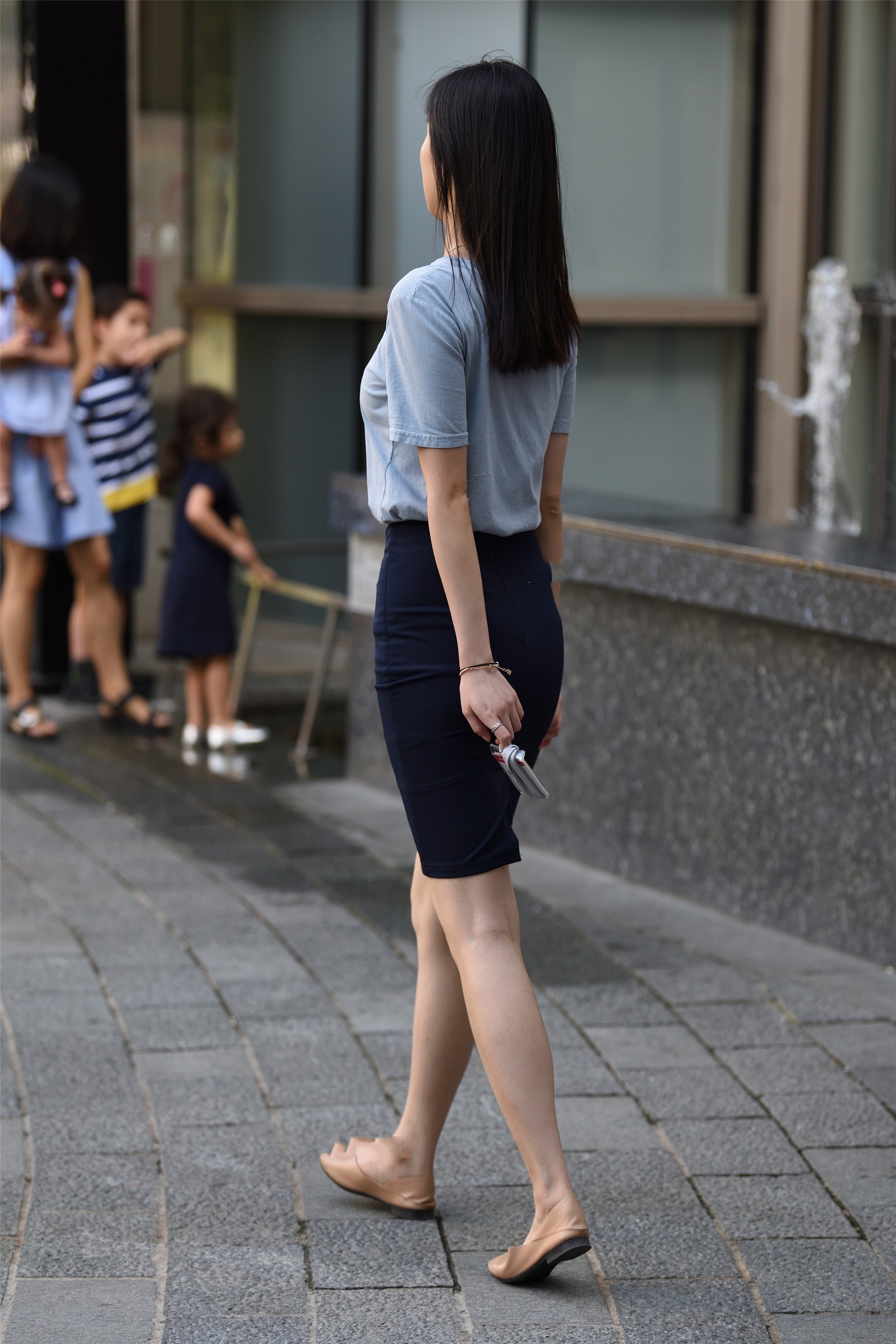 自然|蓝色字母短袖搭配黑色裙子, 优雅自然, 时尚感十足