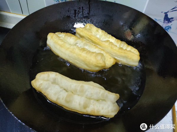 食用油|炸油条想要蓬松酥脆，有人加鸡蛋、有人加酵母粉，其实都不正确