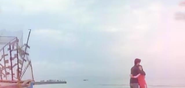 两个人|吴宣仪阿云嘎拥抱只拍上半身，镜头切到全身，粉丝不厚道地笑了