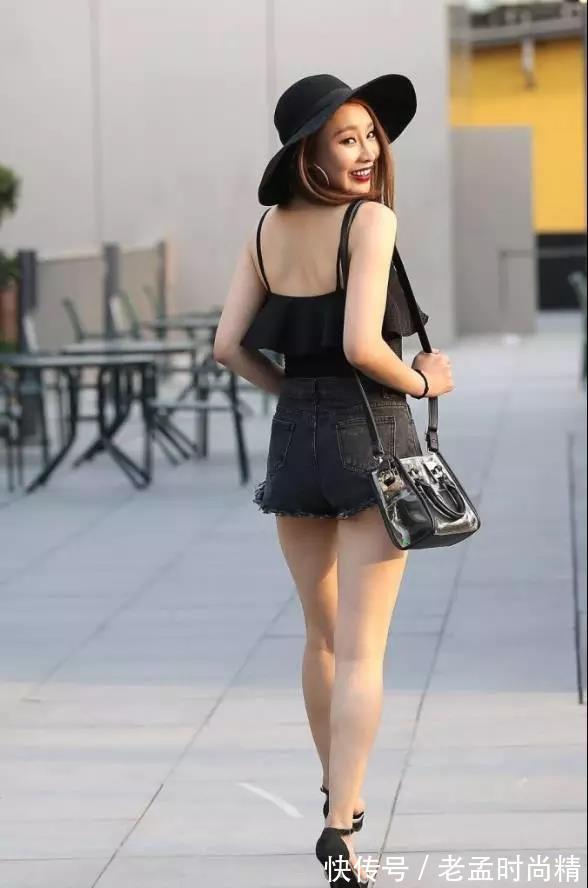 性感|街拍:活力四射大方性感的黑短裤丰满美女