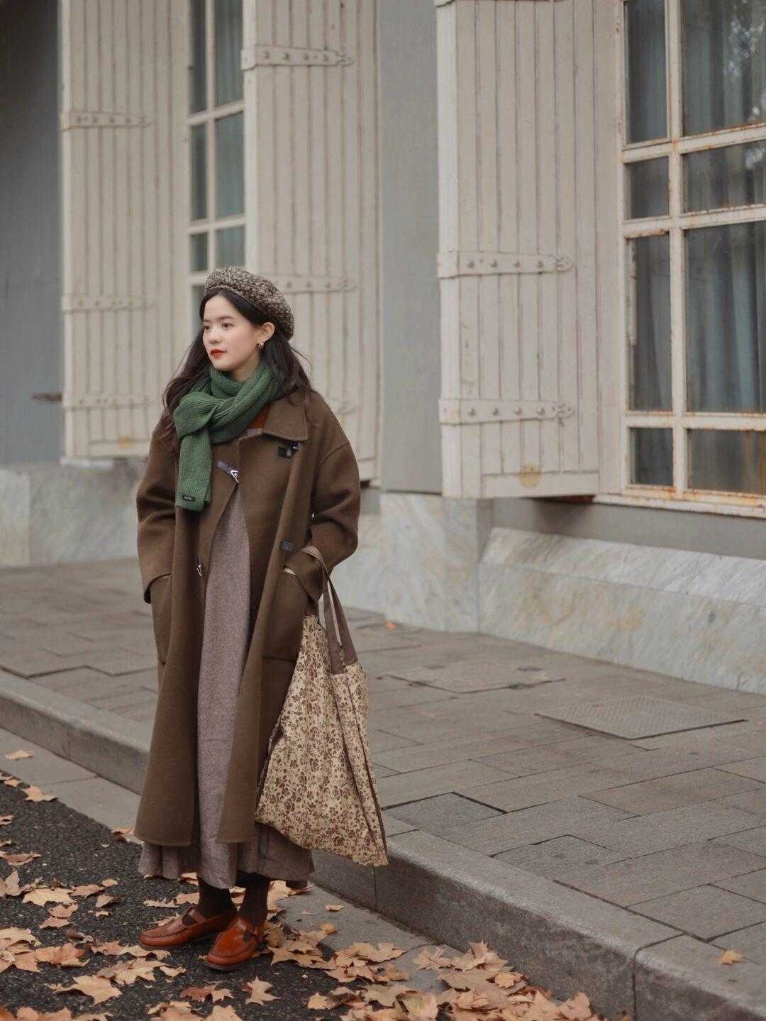 大地色|一般有品位的女人,都会选择三种颜色大衣,显年轻又有高级感