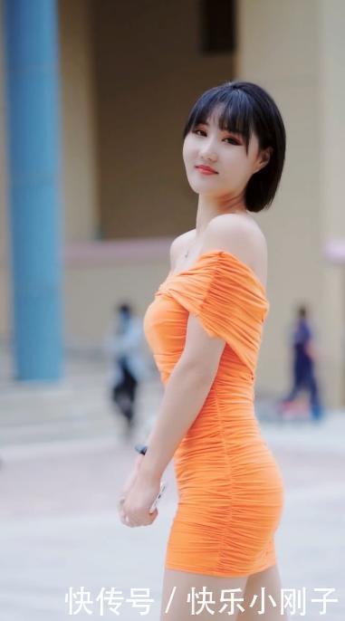 一字肩抹胸包臀裙，凸显出身体的曲线，眉宇间流露出一种高级感