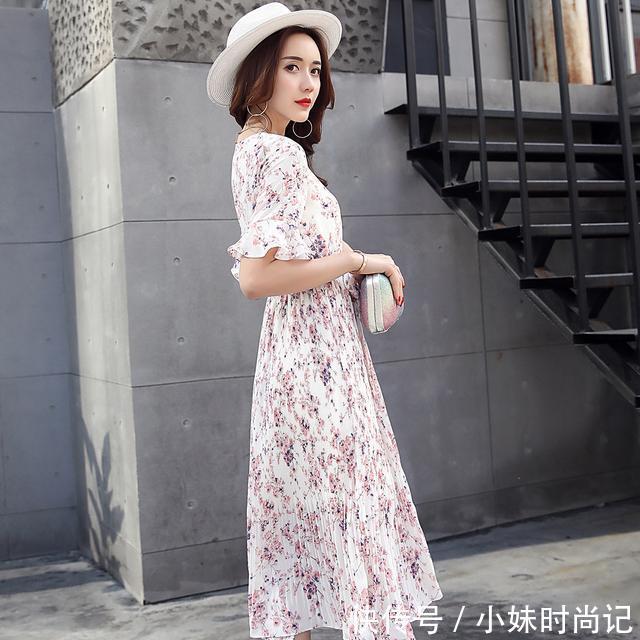 印花|唯美雪纺连衣裙，配上一双高跟凉鞋，今夏，尽显青春潮流范