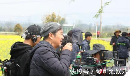 拍戏|偶遇张国立在菜市场拍戏,助理帮忙撑伞,网友:这次没有封路了