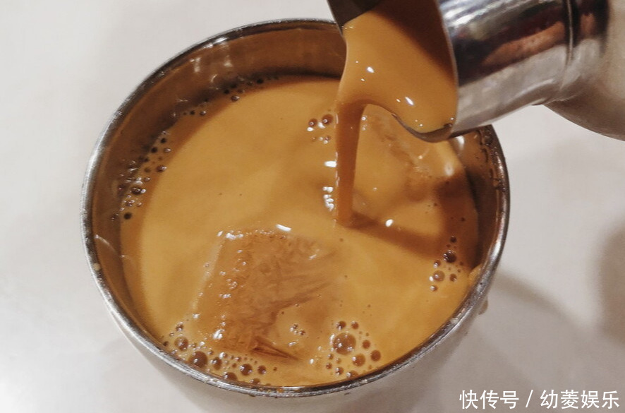秋天的第一杯奶茶，教你在家做，10分钟就搞定，5块钱喝过瘾