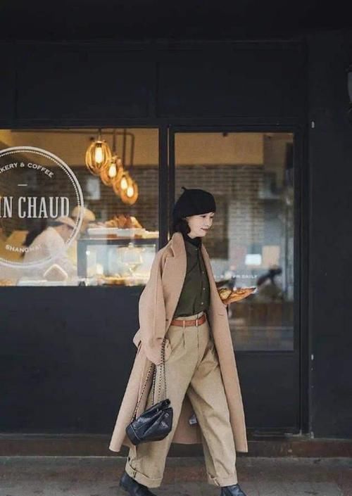 女人过了55岁，就要少穿小黑裤，学三木妈妈这样穿，特高级