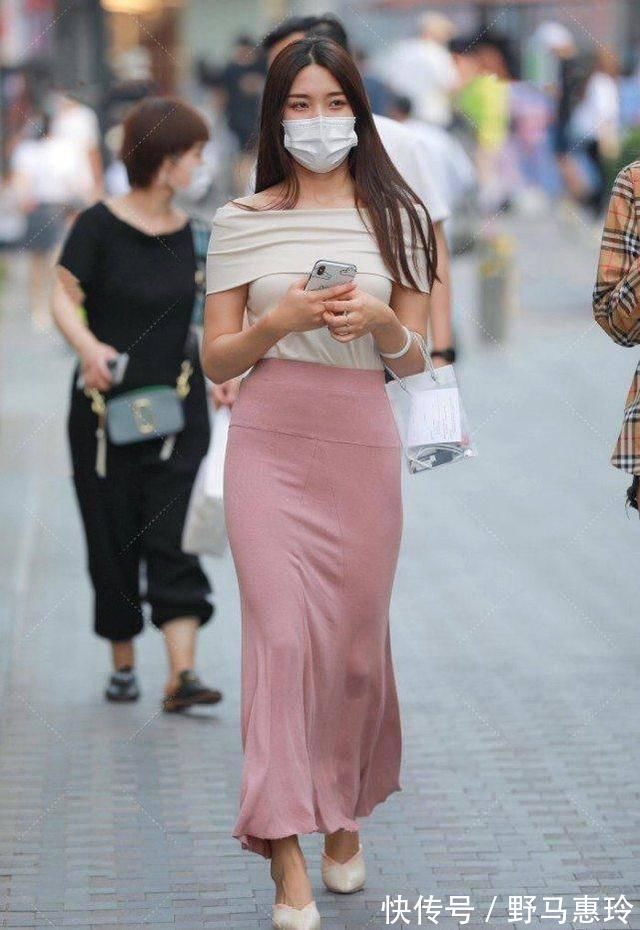 包臀裙 一字肩叠搭上衣塞进包臀裙显腿长,飘逸裙脚和高跟鞋给人贵妇气质