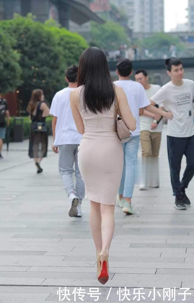 卡其色的连衣裙,搭配尖尖高跟鞋,尽显成熟女性独特的魅力