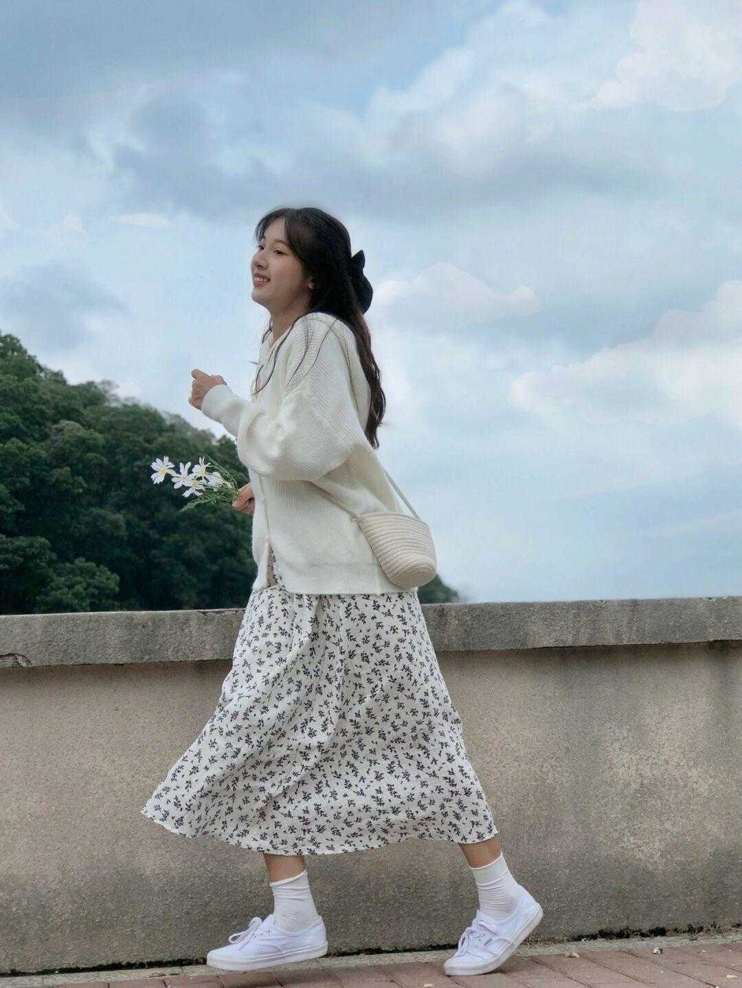 平底鞋|“腿胖”的女生可以尝试这样穿,衬衫搭配半身裙,修身又洋气