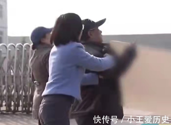 胡爱梅|年轻时抛妻弃子,年老病重带现任逼孩子养老,儿子:去告我啊!