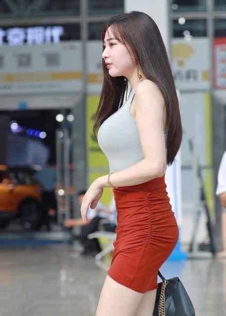 街拍街头丰盈的美女,一袭粉色的紧身裙,好身材夺人眼球