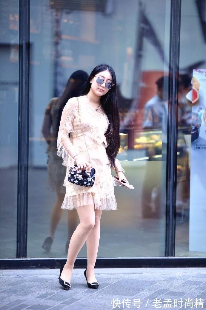 美女|街拍美女:美女脚上搭配一双黑色尖头高跟鞋,让她整体搭配显得既优雅又时尚