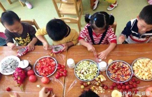幼儿园老师拍了拍水果细心的家长发现线索后，都说“我讨厌作弊”