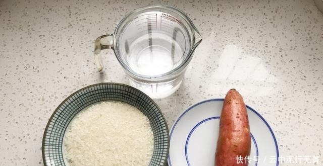 米饭我们经常吃,加上一点红薯,吃的更加健康营养