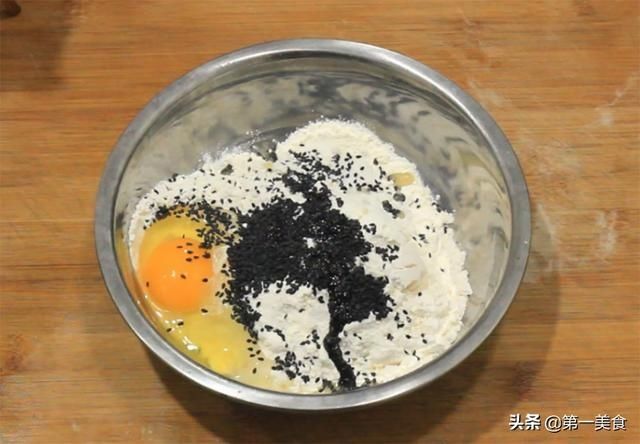 植物油|想吃麻花在家就能做，一碗面粉炸一盆，香酥可口，比外面卖得还香