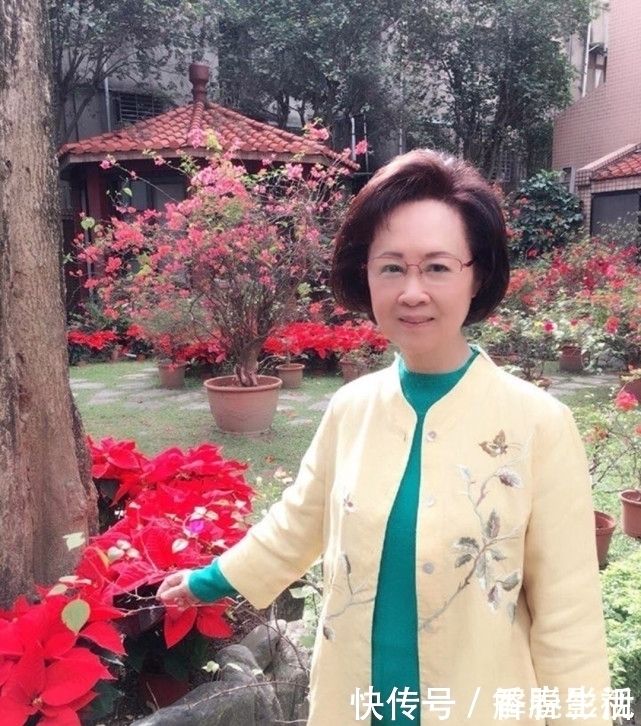 穿搭|琼瑶阿姨老的优雅,刺绣外套配短发端庄典雅,衣品如人品一样大气