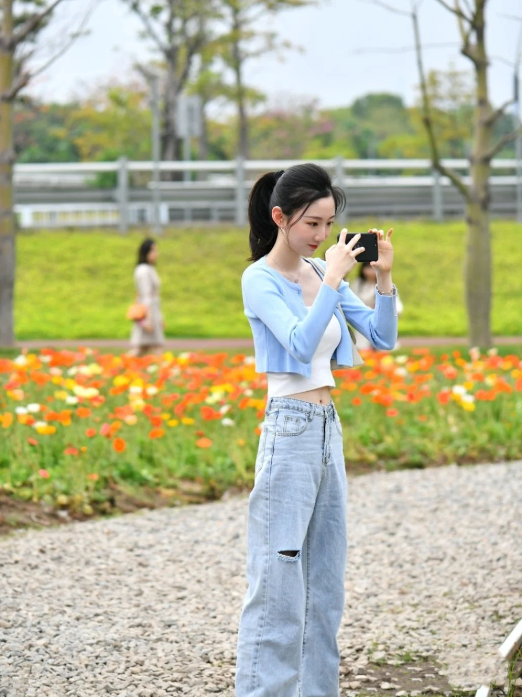 清纯可爱又爱笑的小姐姐，针织衫搭配牛仔裤，尽显少女气息十足