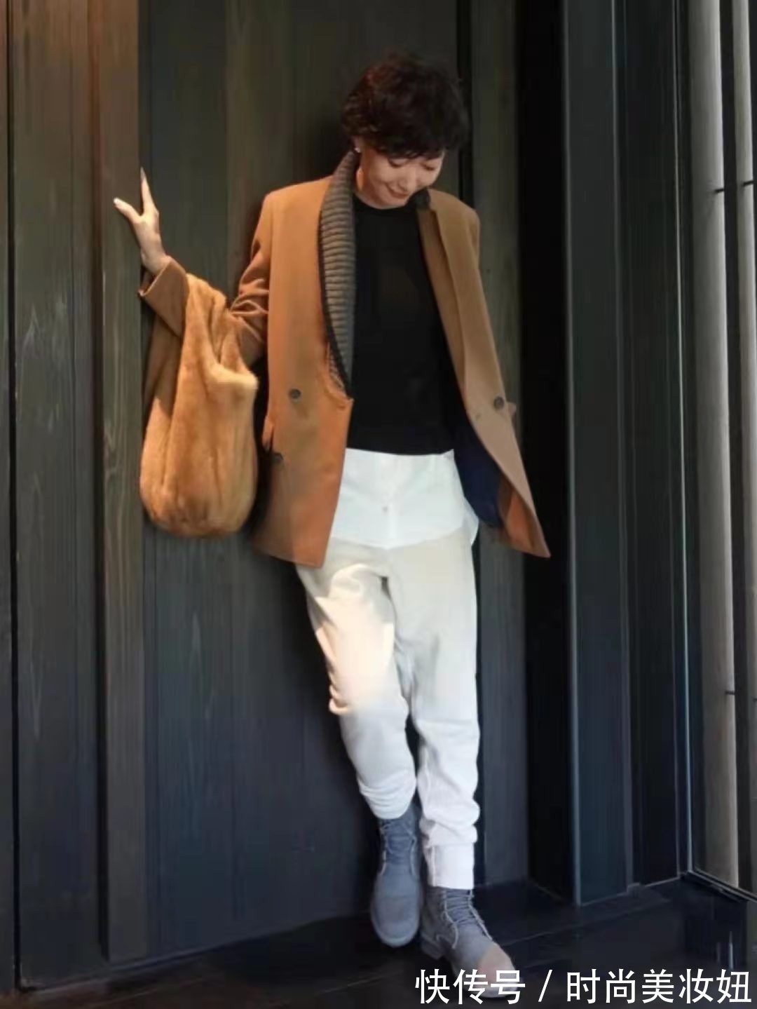 减龄|女人过了40岁更要注重气质,学这位“大龄姐姐”的穿搭,高雅大气