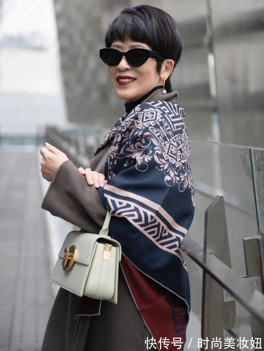 中年女人 真正懂打扮的中年女人,少不了一条“丝巾”,提升气质又洋气