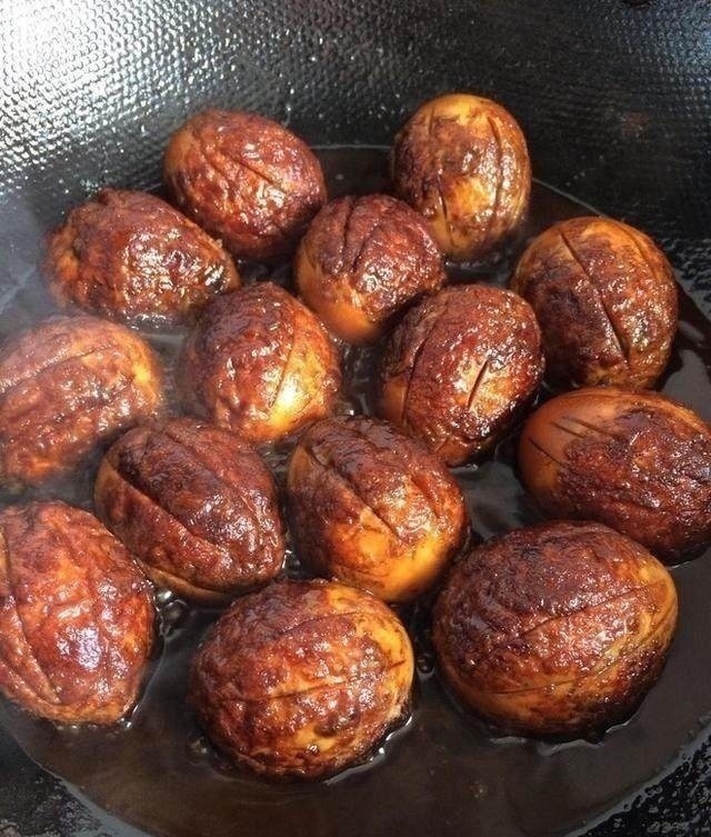 大学门口的美食，价格3元一碗，喜欢吃的人排长队等候！