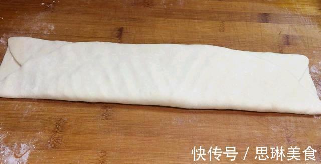如果你家里有面粉,你必须试试很容易让它变得柔软和甜美比油条还好吃