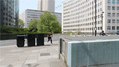 |搞笑GIF趣图:陪客户去喝茶,服务员这倒茶姿势让我有点尴尬