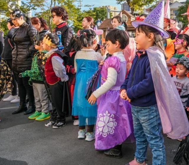 气质|“尿不湿大侠”火了,腰挂奶瓶手提宝剑,气质拿捏得恰到好处