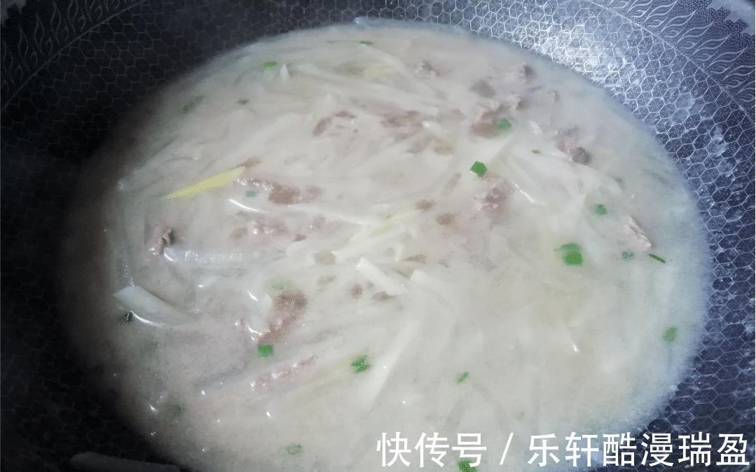 秋季进补,吃莲藕不如吃它,简单煮一锅,补血益气,暖胃又驱寒